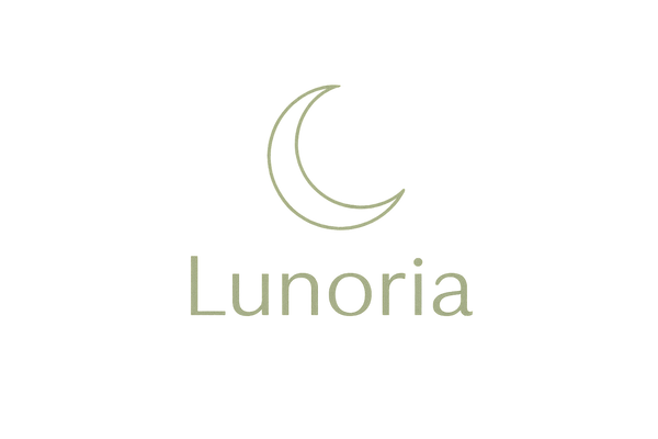 Et enkelt og minimalistisk logo med en halvmåne over navnet Lunoria. Månen symboliserer ro, nat og søvn, mens det rene, moderne typografi-udtryk giver en følelse af balance og wellness. Farvepaletten er dæmpet og naturlig – en blød grøn eller beige – som afspejler brandets fokus på selvforkælelse, naturlighed og indre ro. Logoet udtrykker enkelhed, femininitet og tryghed, og det taler direkte til kvinder, der ønsker mere velvære i en travl hverdag.